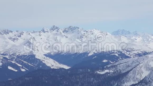 俄罗斯索契美丽的雪山和树木视频的预览图