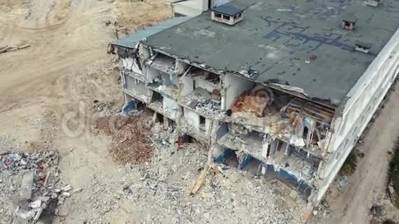 在建筑物拆除后飞过被毁的房子地震后的无人机射击空中镜头视频的预览图