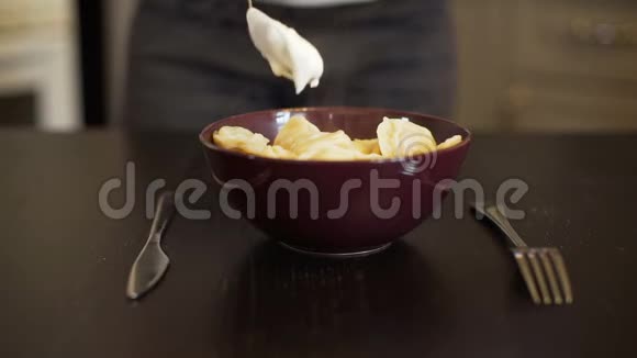 女人在饺子里加入酸奶油和视频的预览图