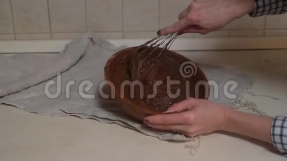 制作蛋糕巧克力的原料巧克力松饼揉面团面粉糖和苦巧克力鸡蛋和牛奶我视频的预览图