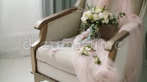 白色扶手椅上的婚礼花束关门视频的预览图