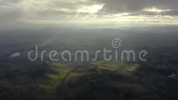 图斯卡纳风景如画在部分阴天空中超移意大利视频的预览图