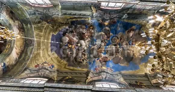 LVIVUKRAINE2019年8月旋转和扭转内部视图抬头看一个教堂穹顶与壁画绘画和圣视频的预览图