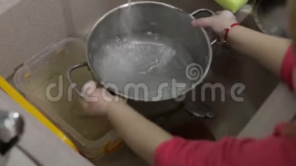 孩子在厨房洗碗双手合拢视频的预览图