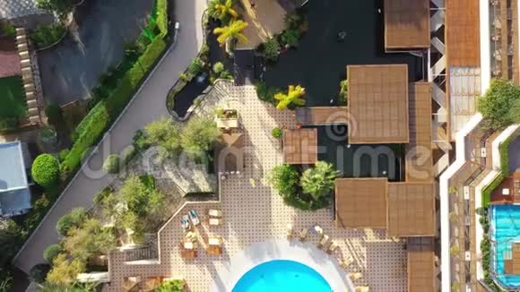酒店庭院有棕榈和游泳池从上面看视频的预览图