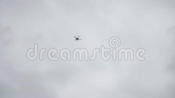 四架直升机挂在空中的一个地方无人机在阴天飞行视频的预览图