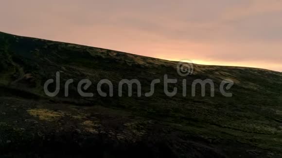 无人机在山上展现出壮丽的日落视频的预览图