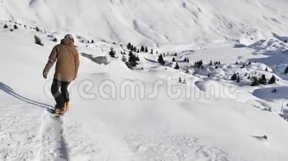 滑雪板女孩雪粉越野4k视频的预览图