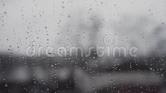 德国夏季的一场大雨透过窗户看到重点是雨滴视频的预览图