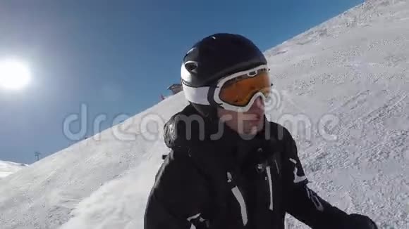 在山区的滑雪斜坡上快速滑雪和大量血液中的肾上腺素视频的预览图