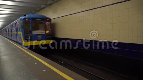 火车从地铁站开出视频的预览图