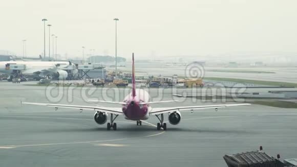 飞机在跑道上驾驶以起飞独立的机场航站楼在跑道上飞行的客机视频的预览图