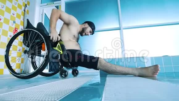 残疾人走出游泳池后坐在轮椅上视频的预览图