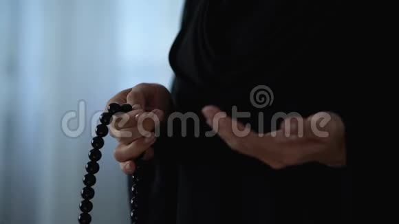 穆斯林妇女手中拿着伊斯兰珠子祈祷宗教冥想礼拜视频的预览图