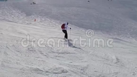 主动滑雪者快速滑雪下山雪粉喷洒在转弯处视频的预览图