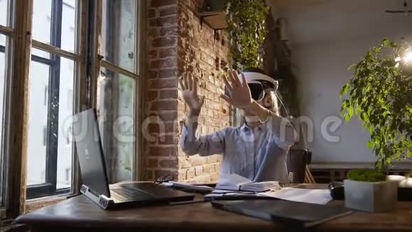 年轻的女商人在办公室里戴着虚拟现实耳机在计算机科学课上穿虚拟现实的女孩视频的预览图