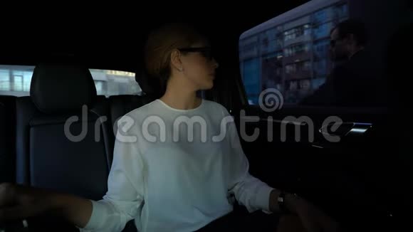 私人司机打开车门女商人走向办公室女老板视频的预览图