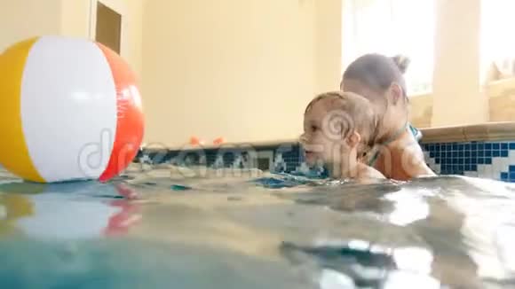 微笑幼儿男孩和妈妈在健身房游泳的4k视频快乐的家庭在水中玩耍享受游泳视频的预览图