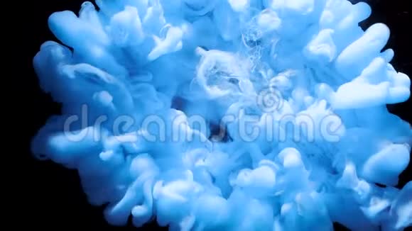 蓝色墨水在水下混合烟雾视频的预览图