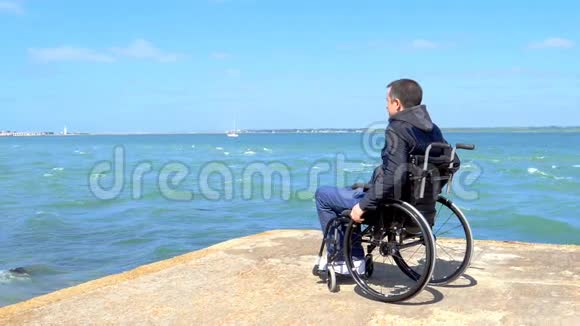 坐在轮椅上看着大海慢动作的残疾青年视频的预览图