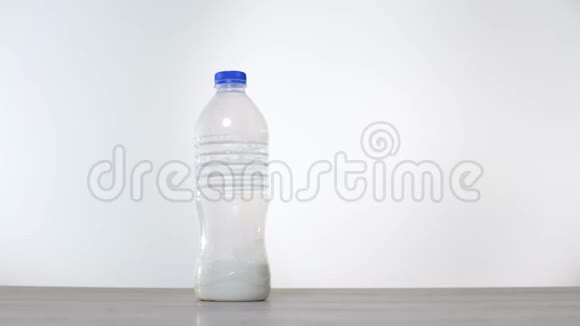用玻璃瓶代替塑料瓶牛奶视频的预览图