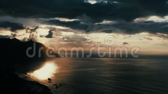 戏剧性日落的时光流逝位于特内里费加那利群岛的贝尼霍海滩视频的预览图