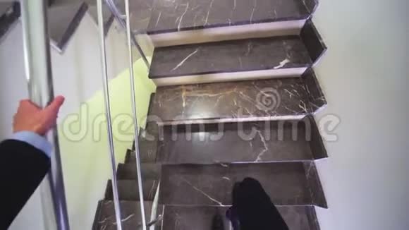 商人从头摄像头上走上楼梯降落视野视频的预览图