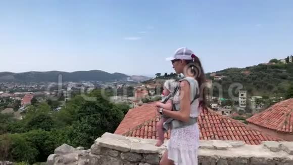 妈妈和宝宝暑假带着宝宝载体背包旅行黑山老酒吧视频的预览图