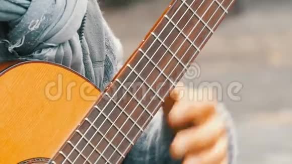 德国纽伦堡2018年12月1日街头吉他专业演奏熟练演奏街头吉他视频的预览图