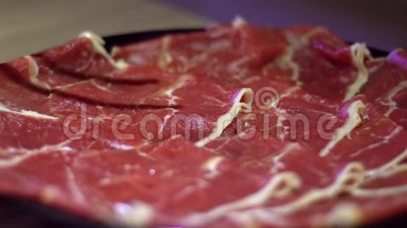 牛肉生肉用筷子缓慢移动北京的中国火锅视频的预览图