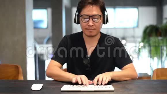 电脑前的亚洲人按下按键移动鼠标视频的预览图