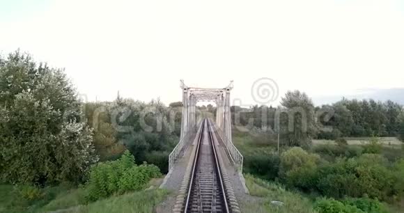 河上铁路桥鸟瞰图铁路重工业工业概念场景金属结构视频的预览图