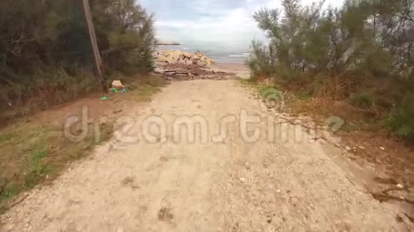 入海岸满是海边的垃圾视频的预览图