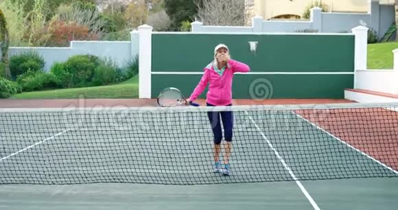 4k网球场欢呼的高级女子视频的预览图