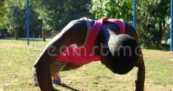 在公园做俯卧撑的女运动员视频的预览图