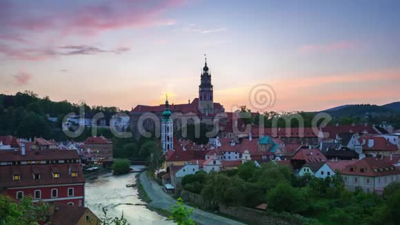 捷克共和国的塞斯基克鲁姆洛夫老城黄昏时分视频的预览图