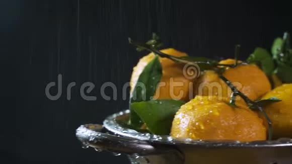 用水冲洗的特写橙色视频的预览图