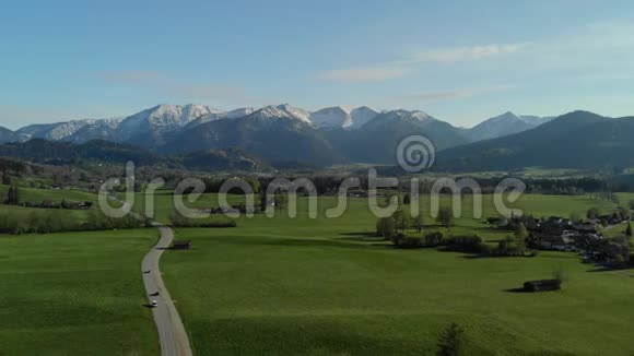 飞越靠近阿尔卑斯山的巴伐利亚村视频的预览图
