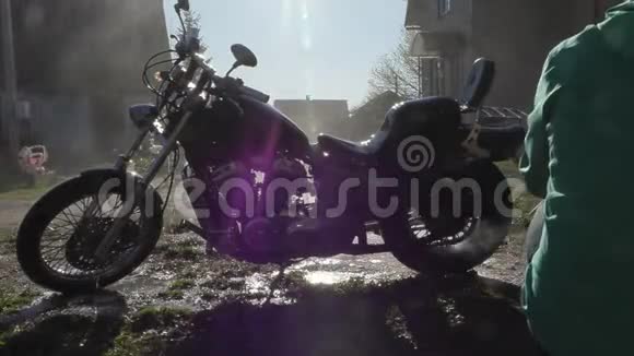 男人用高压清洁器洗摩托车视频的预览图
