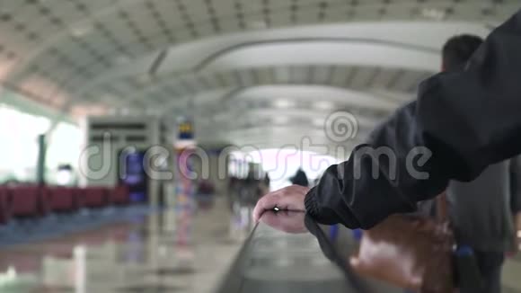 机场休息室里的扶手是男性站在现代交通走廊上的人视频的预览图