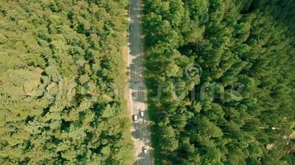 空中无人驾驶飞机在森林公路上空射击无人机在路上盘旋汽车视频的预览图