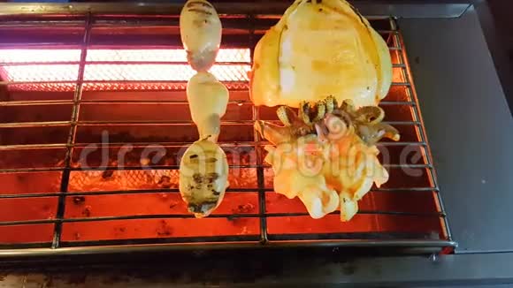曼谷新鲜鱿鱼街头美食视频的预览图