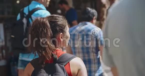 在佛罗伦萨大街上散步的年轻女子视频的预览图