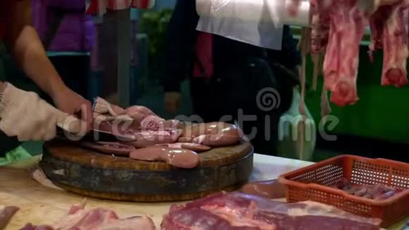 小贩用刀在木板上切割生肾猪肉视频的预览图