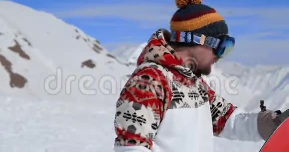热情的滑雪者在山顶行走时拿着滑雪板视频的预览图