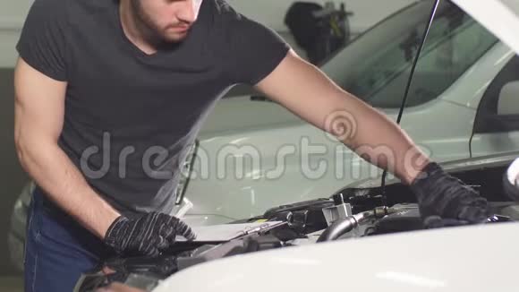 车库汽车发动机维修青年技师视频的预览图