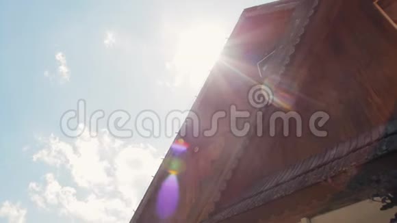 乡村木制乡村别墅屋顶有屋顶窗户有阳光明媚视频的预览图