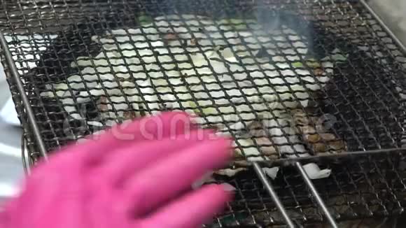 在釜山在去除活鳗鱼皮后的近海海鱼视频的预览图
