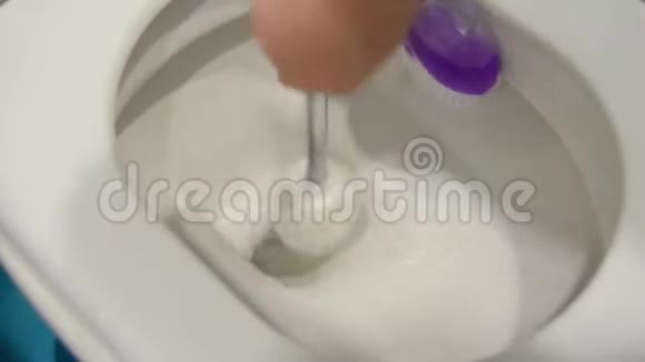 女人用刷子刷脏马桶视频的预览图