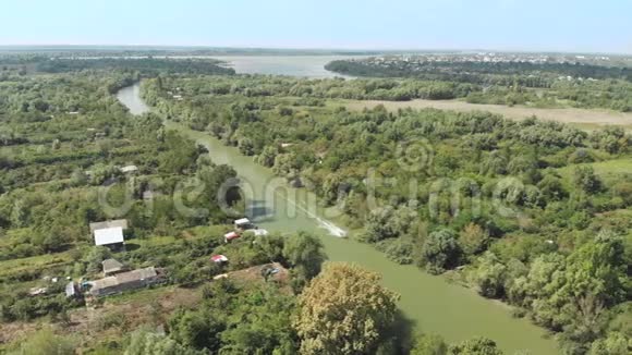 多瑙河三角洲摩托艇的鸟瞰图视频的预览图